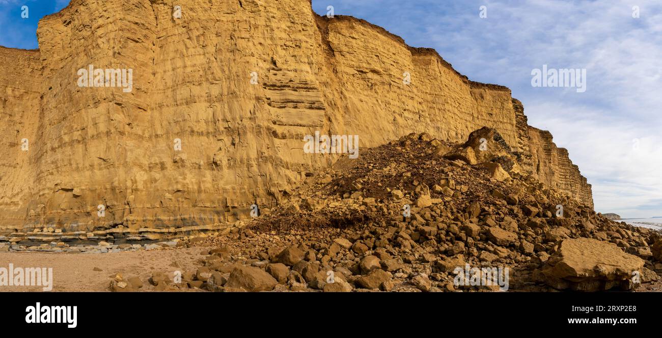 Falaises de grès doré spectaculaires avec des rochers tombés sur la plage de la côte jurassique, Devon Banque D'Images