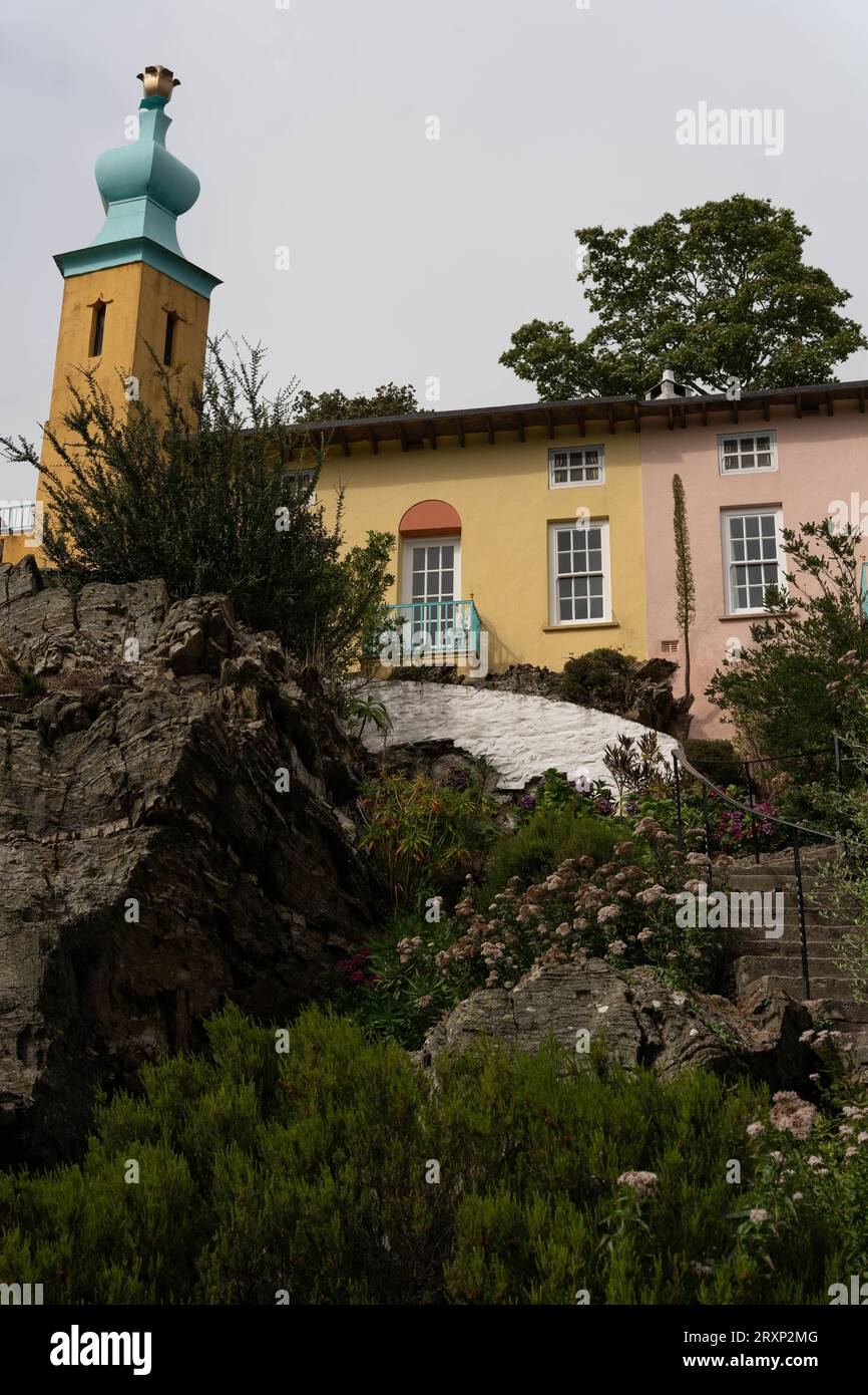 Bâtiments colorés italianisés et clocher distinctif dans le village de Portmeirion, au pays de Galles Banque D'Images