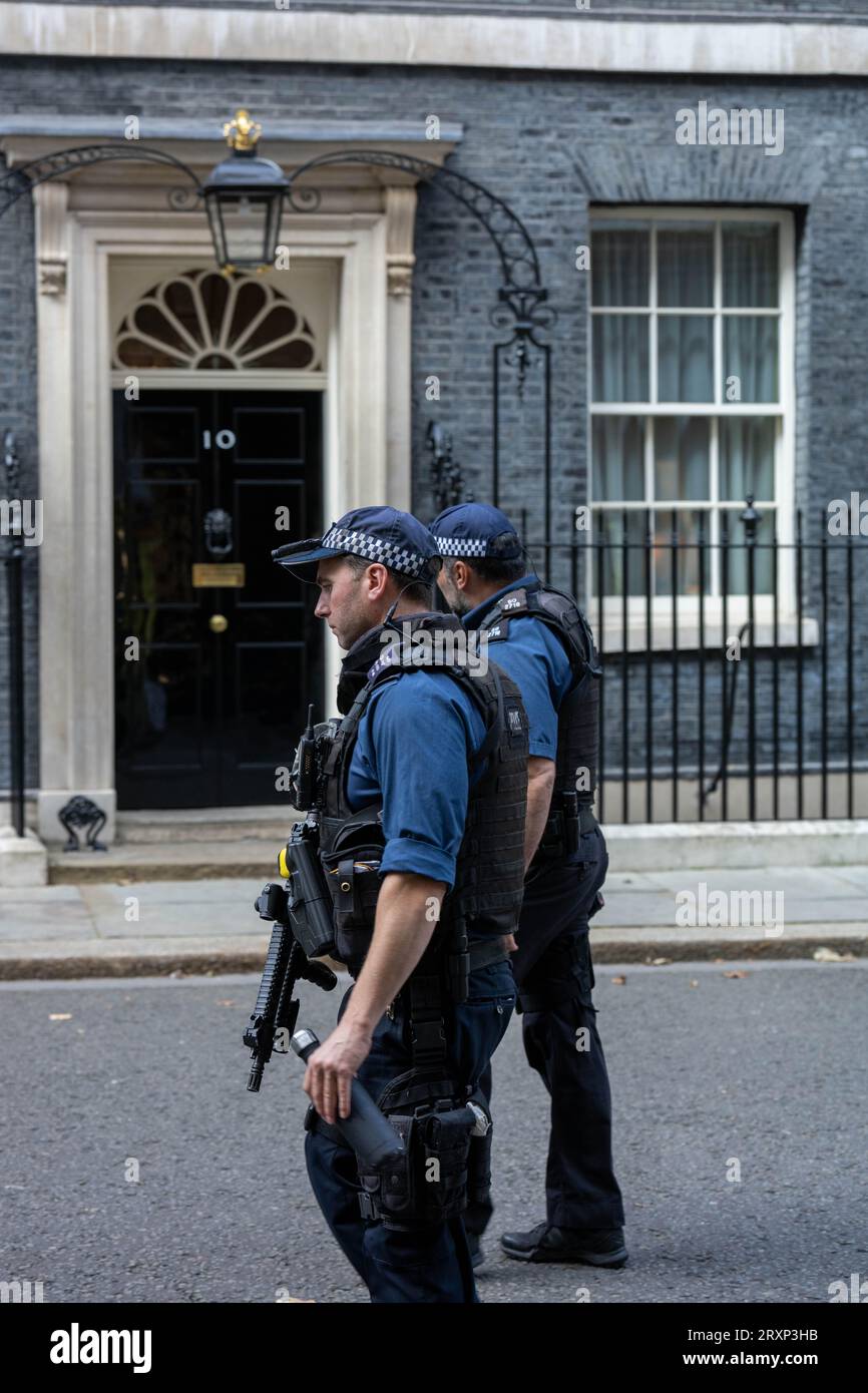 Tree London, Royaume-Uni. 26 septembre 2023. Malgré les rapports selon lesquels de nombreux « agents autorisés des armes à feu » (AFO) ont remis leurs certificats d'armes à feu en raison de l'inculpation par le CPS d'un de leurs collègues, Downing Street reste patrouillé et protégé par des agents armés de la police métropolitaine, Credit : Ian Davidson/Alamy Live News Banque D'Images