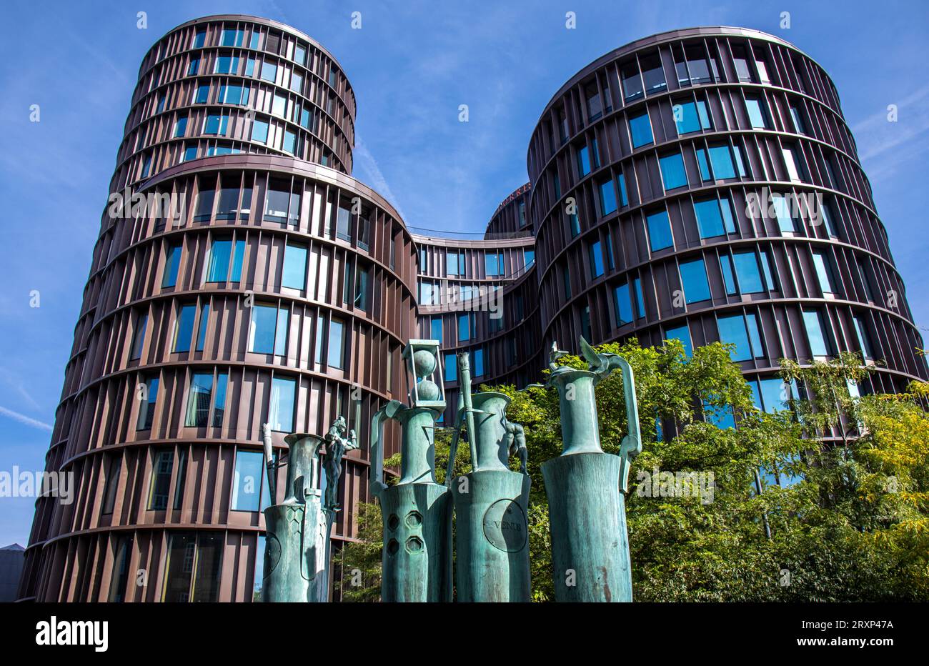 Copenhague : a la sombra de las imponentes torres Axel, ánforas de Bronce en primer plano, Danemark Banque D'Images