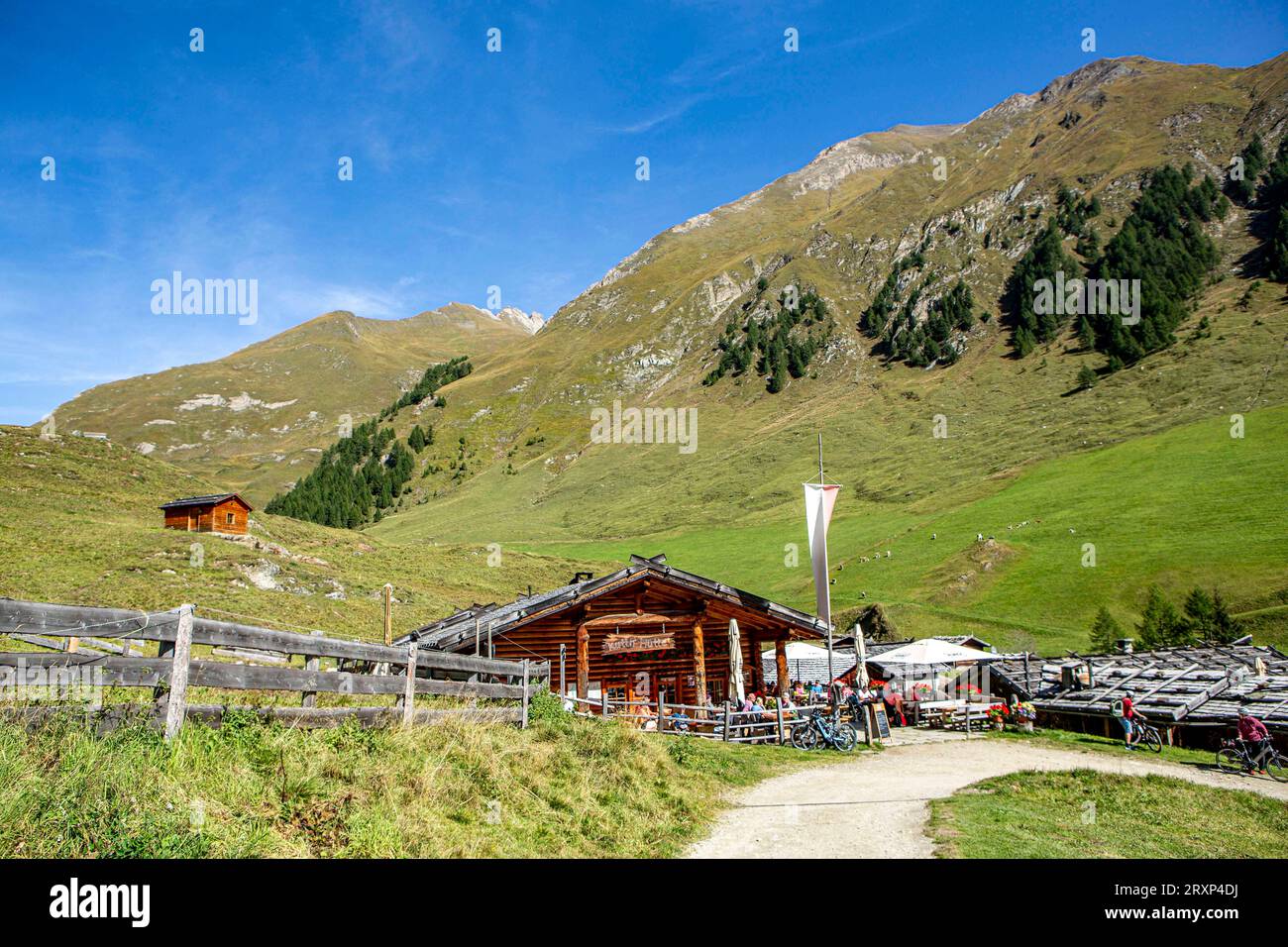 Die Fane Alm im hinteren Valler Tal Südtirol Italien ist ein Almdorf, das im Mittelalter als Lazarett für Pest- und cholera-Kranke entstanden ist. Fane Alm *** le Fane Alm dans la vallée arrière de Valler Tyrol du Sud l'Italie est un village alpin qui a vu le jour au Moyen âge comme un hôpital pour la peste et le choléra malade Fane Alm crédit : Imago / Alamy Live News Banque D'Images