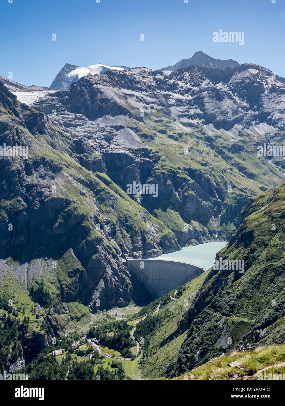 Barrage du lac Mauvoisin, parking pour randonneurs, Val de Bagnes, Valais, Suisse Banque D'Images