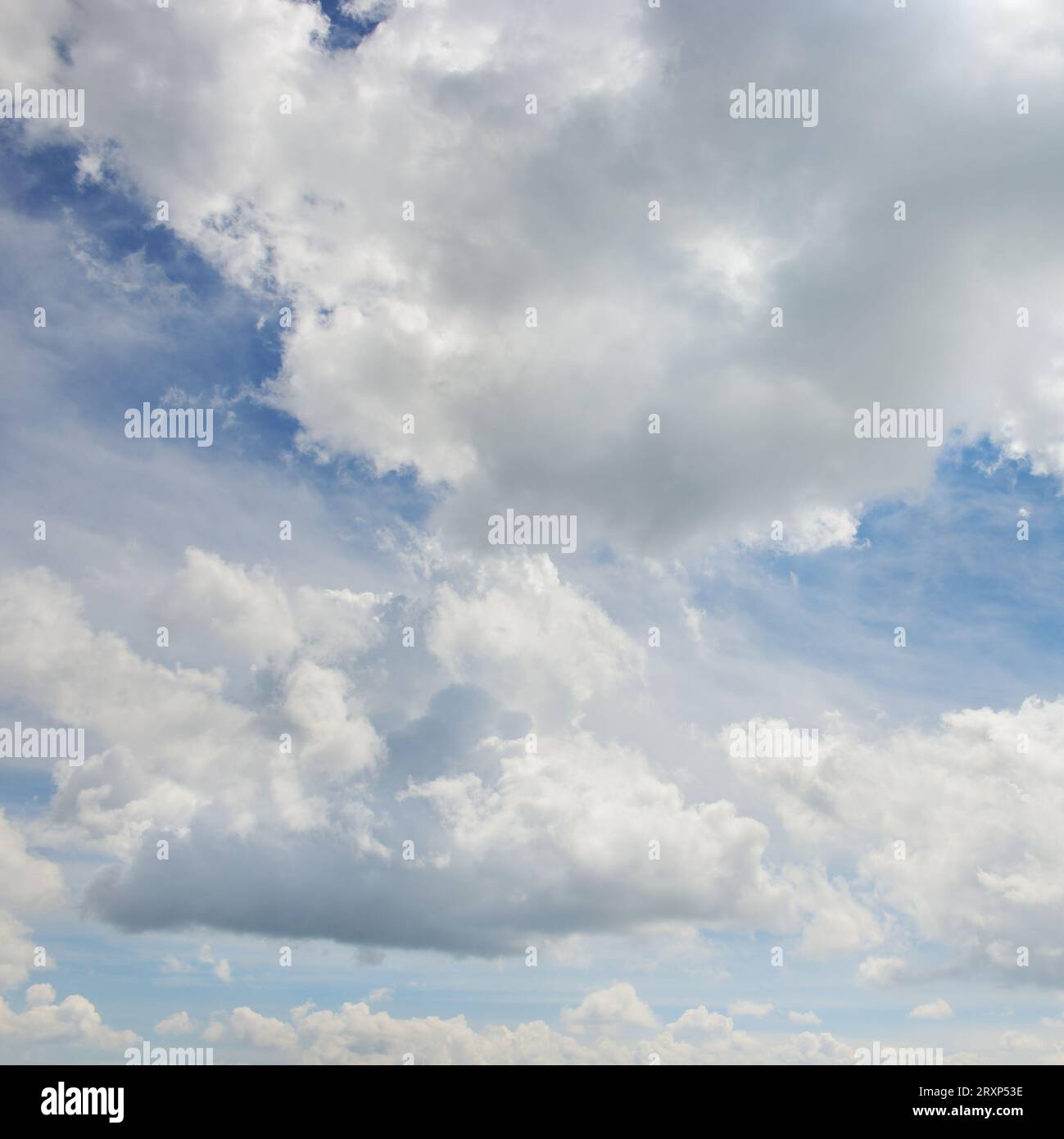 Les nuages blancs moelleux Banque D'Images