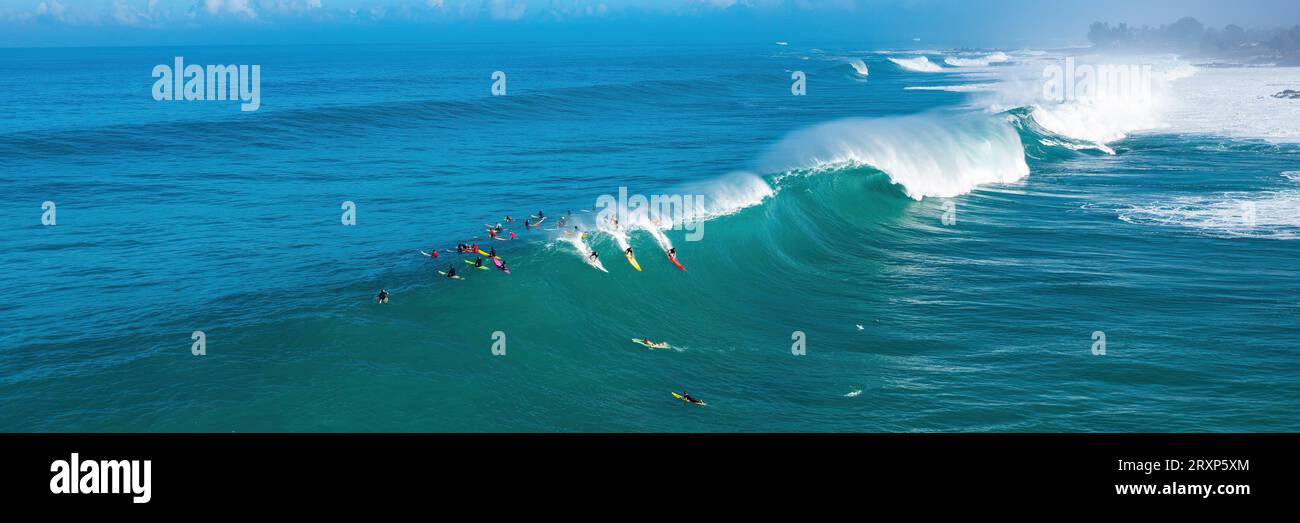 Vue aérienne de personnes surfant dans l'océan Pacifique, Hawaii, USA Banque D'Images