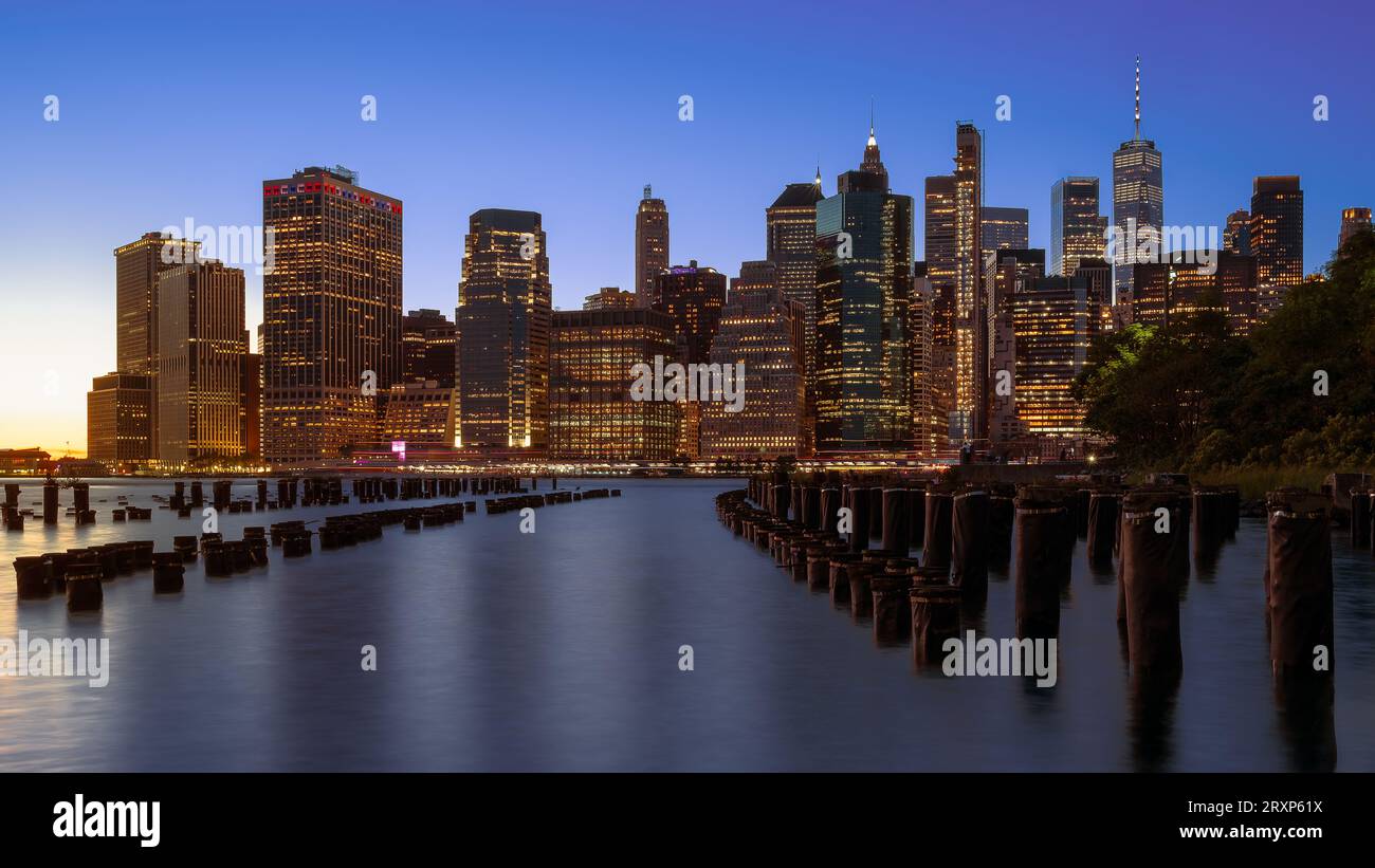 Paysage urbain panoramique sur les gratte-ciel de Lower Manhattan. La photo prise depuis brooklyn Bridge Park. Incroyable vue sur l'heure bleue et le coucher du soleil sur la gauche Banque D'Images