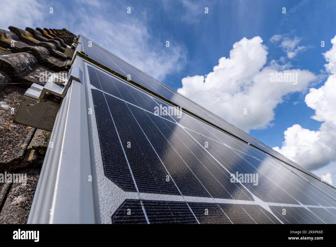 capteurs solaires montés sur le toit dans une maison résidentielle Banque D'Images