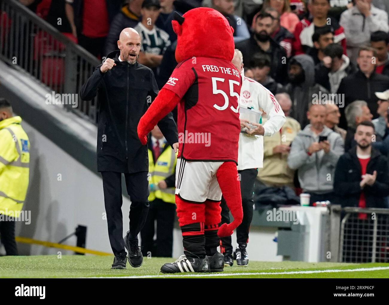 MANCHESTER, ROYAUME-UNI. 26 septembre 2023. Erik Ten Hag Manager de Manchester United accueille Fred la mascotte du Red club lors du match de la Carabao Cup à OLD TRAFFORD, MANCHESTER. Le crédit photo devrait se lire : Andrew Yates/Sportimage crédit : Sportimage Ltd/Alamy Live News Banque D'Images