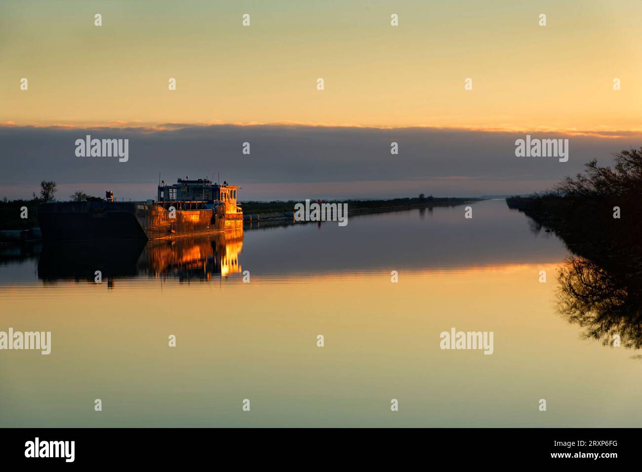 Péniche dans l'étang de l'Etang de lArnel au crépuscule, Hérault, France Banque D'Images