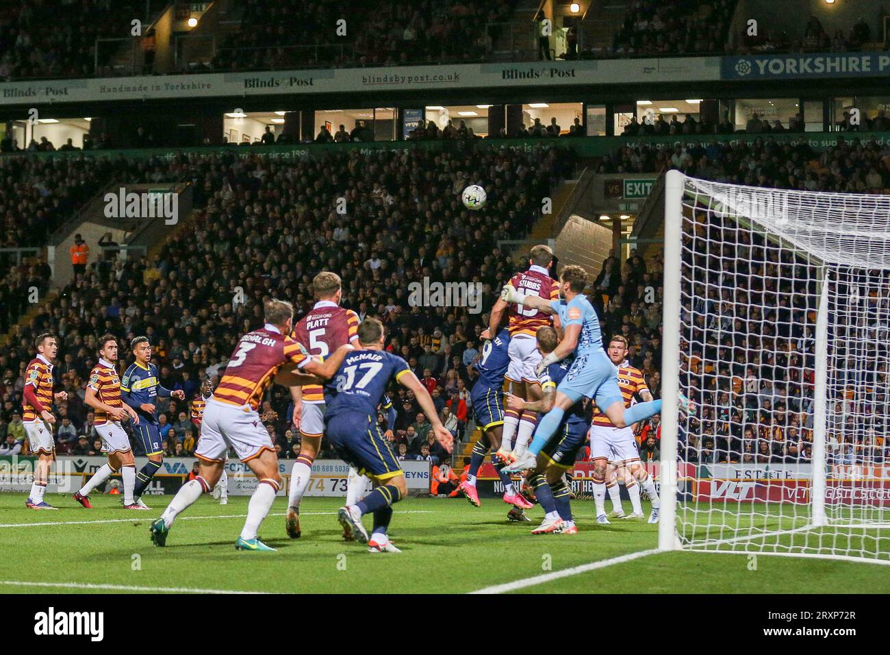 Bradford, Royaume-Uni. 26 septembre 2023. L'attaquant de Middlesbrough Emmanuel Latte Lath (9) marque un BUT de 0-1 devant le gardien de Bradford City Harry Lewis (1) lors du match de Bradford City AFC contre Middlesbrough FC Carabao Cup, ronde 3 au stade de l'Université de Bradford, Bradford, Royaume-Uni le 26 septembre 2023 Credit : Every second Media/Alamy Live News Banque D'Images