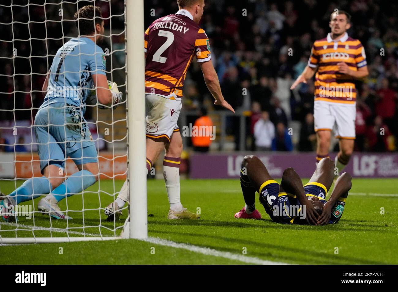 Emmanuel Latte Lath #9 de Middlesbrough réagit après que sa tête a été sauvée par Harry Lewis #1 de Bradford City lors du match de la Carabao Cup Bradford City vs Middlesbrough à l'Université de Bradford Stadium, Bradford, Royaume-Uni, le 26 septembre 2023 (photo de Steve Flynn/News Images) Banque D'Images
