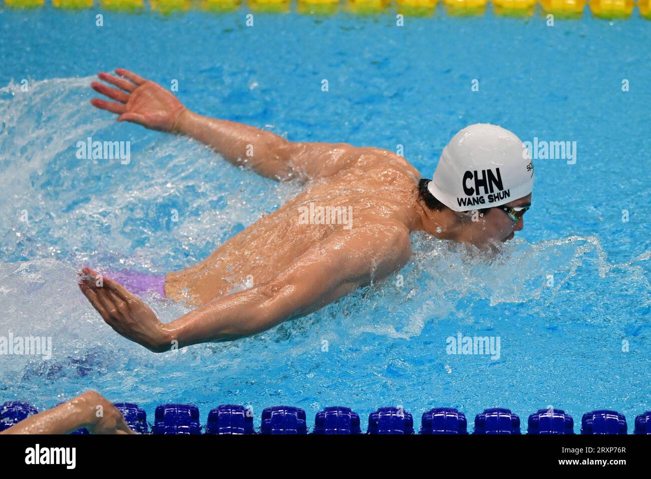 Hangzhou, Chine. 26 septembre 2023. Wang Shun, de Chine, est en action lors de la finale Medley individuelle des 19e Jeux asiatiques de natation 400m organisée au Centre olympique des sports de Hangzhou Aquatic Sports Arena à Hangzhou, en Chine. Wang a terminé avec un temps de 4:15.12. (Photo Luis Veniegra/SOPA Images/Sipa USA) crédit : SIPA USA/Alamy Live News Banque D'Images