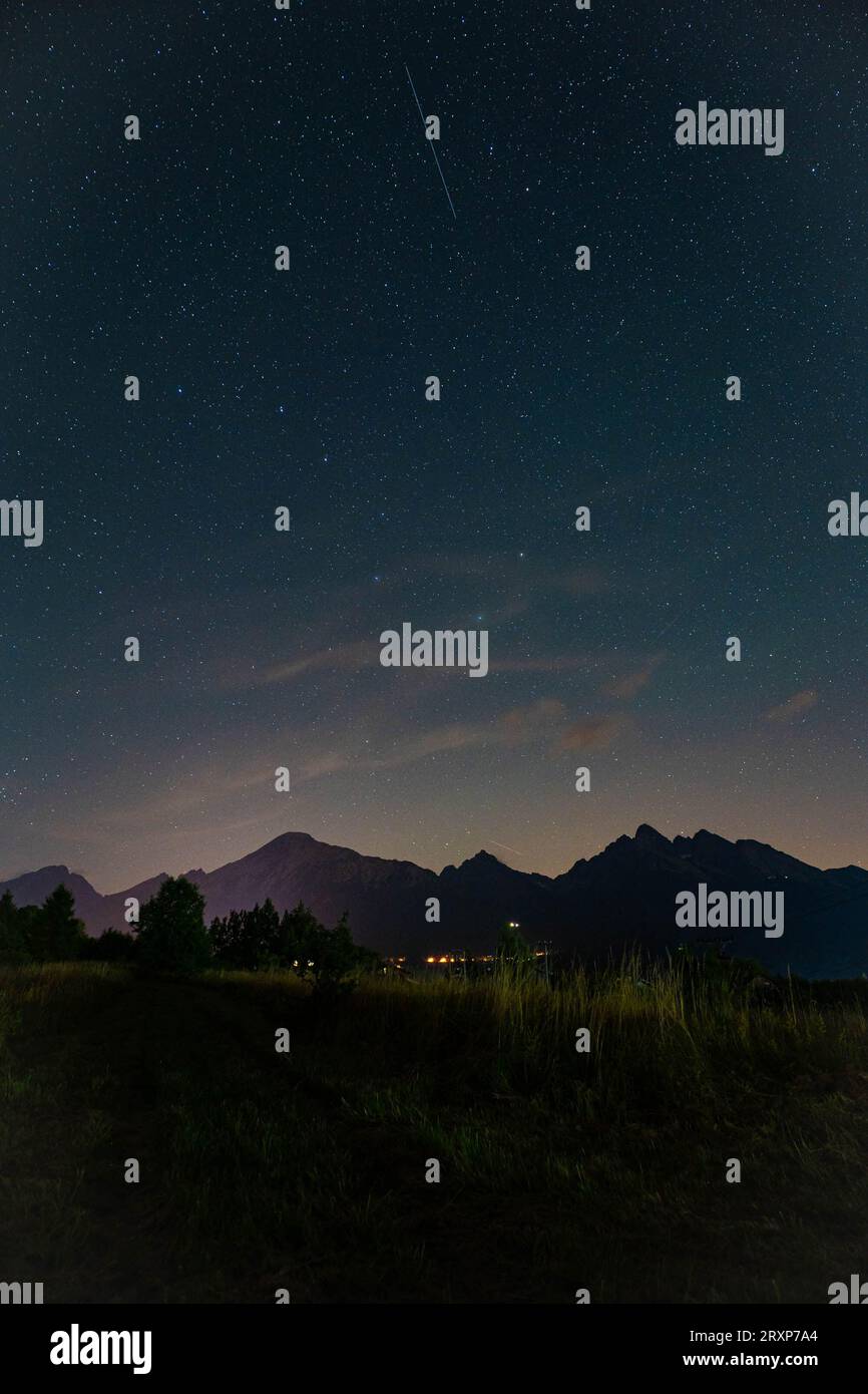 Ciel étoilé au-dessus des montagnes Banque D'Images