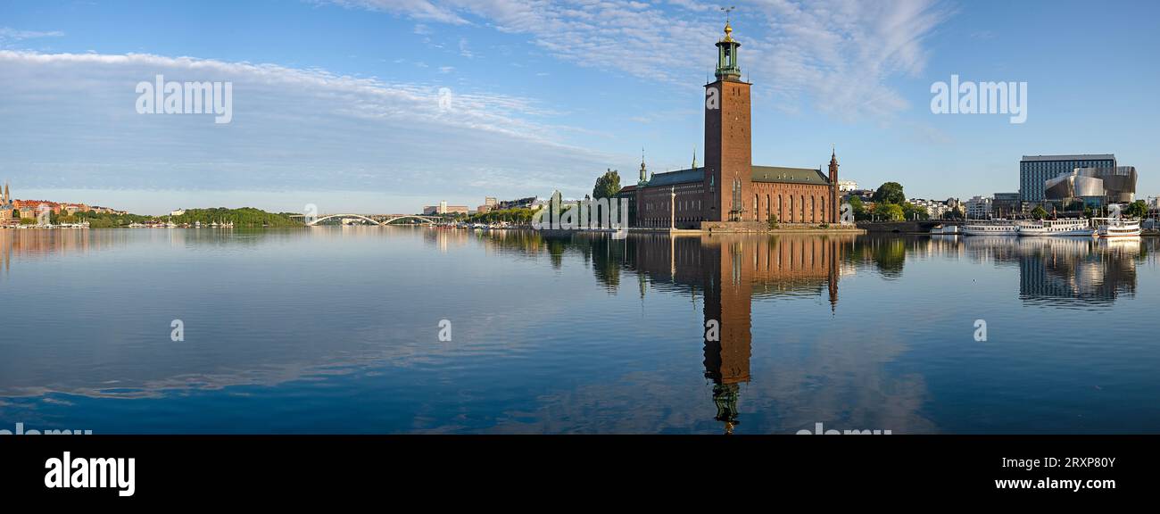 Hôtel de ville de Stockholm reflétant dans le lac Malaren, Stockholm, Comté de Stockholm, Suède Banque D'Images