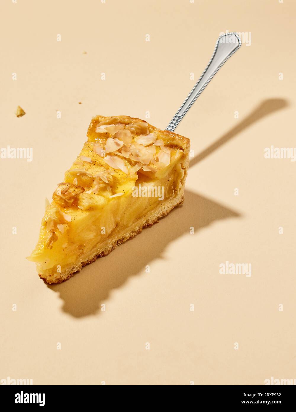 morceau de gâteau aux pommes fraîchement cuit sur fond de couleur beige Banque D'Images