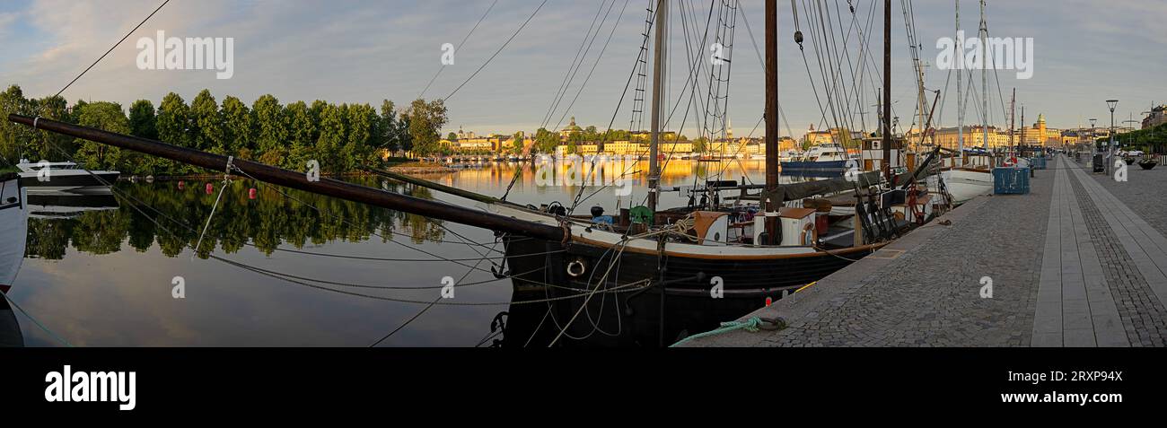 Vieux navires amarrés le long de Strandvagskajen à l'aube, Stockholm, Comté de Stockholm, Suède Banque D'Images