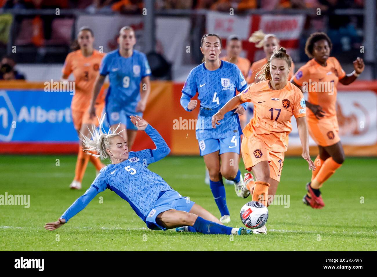 Utrecht, pays-Bas. 26 septembre 2023. UTRECHT, PAYS-Bas - 26 SEPTEMBRE : Victoria Pelova des pays-Bas se bat pour le ballon avec Alex Greenwood d'Angleterre lors de l'UEFA Nations League Women League Un match du Groupe 1 entre les pays-Bas et l'Angleterre au Stadion Galgenwaard le 26 septembre 2023 à Utrecht, pays-Bas. (Photo Andre Weening/Orange Pictures) crédit : Orange pics BV/Alamy Live News Banque D'Images