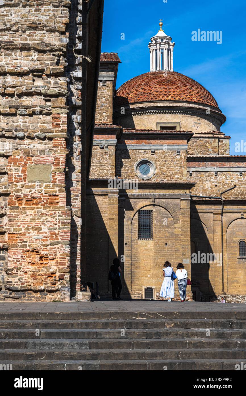 Florence, Italie -- 3 septembre 2023. Deux amies marchent vers la basilique San Lorenzo, Banque D'Images