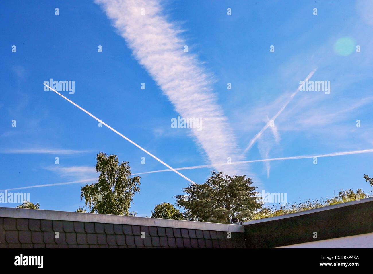 Flugzeug Kondenzstreifen - gesehen am 26.06.2023 über Hannover- *** traces de condensation d'avion vues sur 26 06 2023 au-dessus de Hanovre crédit : Imago/Alamy Live News Banque D'Images