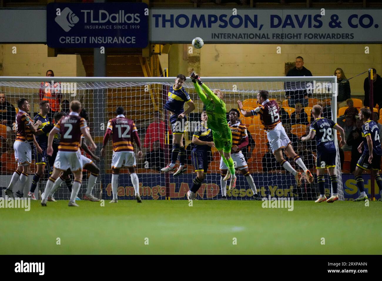 Bradford, Royaume-Uni. 26 septembre 2023. Paddy McNair #17 de Middlesbrough tête dégagée d'un Corner lors du match de la coupe Carabao Bradford City vs Middlesbrough à l'Université de Bradford Stadium, Bradford, Royaume-Uni, le 26 septembre 2023 (photo de Steve Flynn/News Images) à Bradford, Royaume-Uni le 9/26/2023. (Photo Steve Flynn/News Images/Sipa USA) crédit : SIPA USA/Alamy Live News Banque D'Images