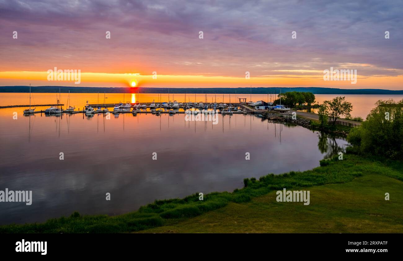 Coucher de soleil sur la marina sur le lac supérieur, Ashland, Wisconsin, États-Unis Banque D'Images