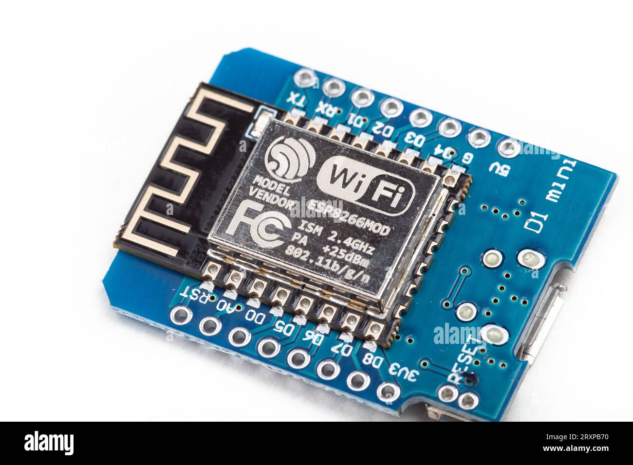 Module Bluetooth WiFi Espressif ESP 8266 MOD, micropuce, microcontrôleur mono-carte iot dev. Un objet sur blanc, détail de près, personne, ESP 8266 Banque D'Images