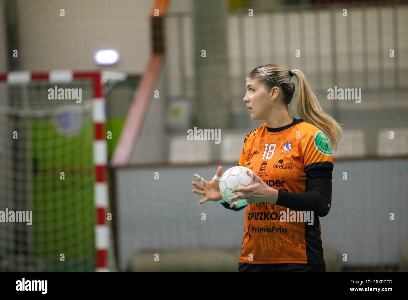 Gijon, Espagne, 26 septembre 2023 : le joueur du Super Amara Bera Bera, Elke Josselinne Karsten (18) avec le ballon lors de la 8e journée de la Liga Guerreras Iberdrola 2023-24 entre le Motive.co Gijon Balonmano la Calzada et le Super Amara Bera Bera, le 26 septembre 2023, au Pavillon sportif la Arena, à Gijón, Espagne. Crédit : Alberto Brevers / Alamy Live News. Banque D'Images