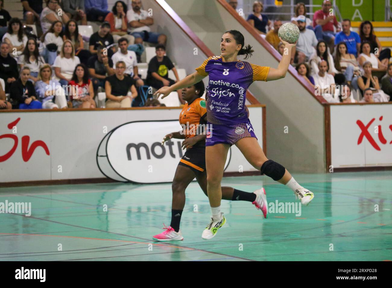 Gijon, Espagne, 26 septembre 2023: la joueuse de Motive.co Gijon Balonmano la Calzada, Paula Maria Valdivia (8) tire au but lors de la 8e Journée de la Liga Guerreras Iberdrola 2023-24 entre Motive.co Gijon Balonmano la Calzada et le Super Amara Bera Bera, le 26 septembre 2023, au Pavillon sportif la Arena, à Gijón, Espagne. Crédit : Alberto Brevers / Alamy Live News. Banque D'Images