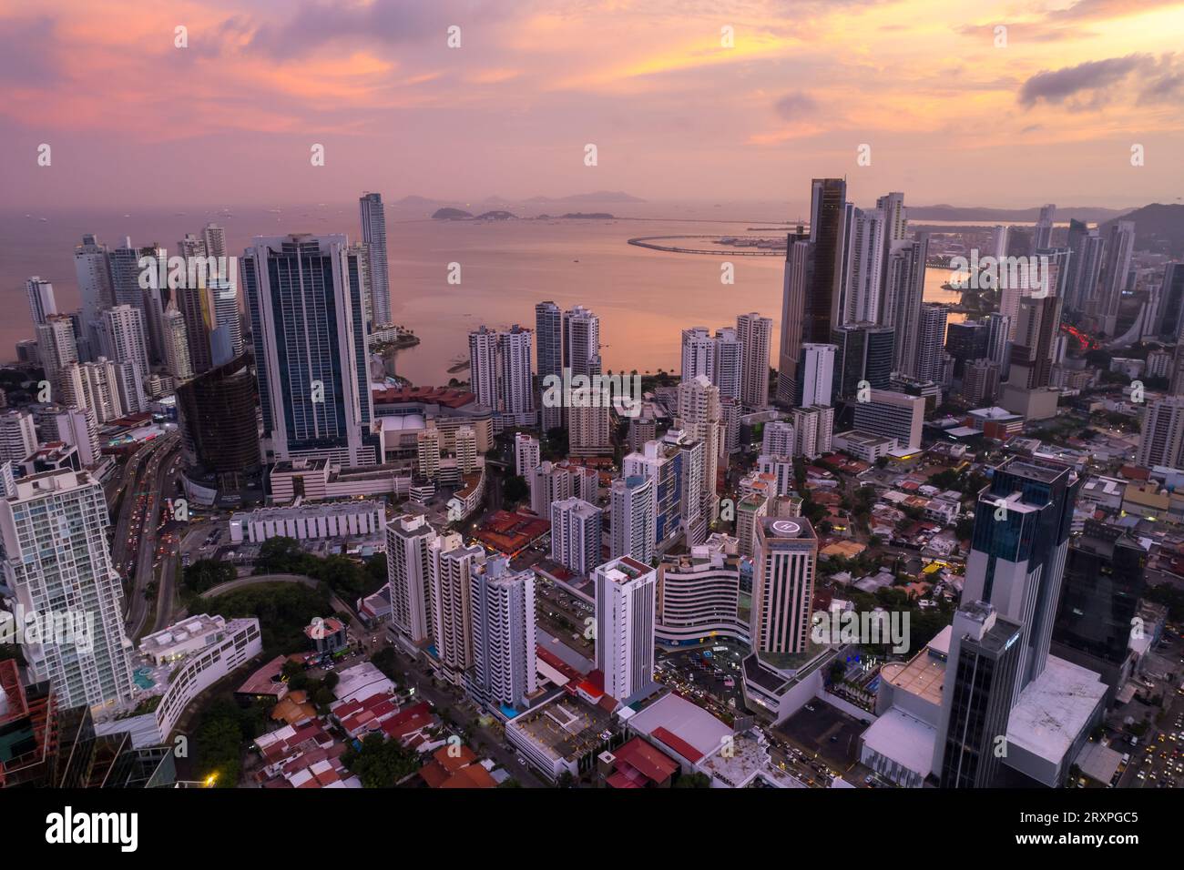 Belle vue aérienne de Panama City, ses bâtiments gratte-ciel, la Cinta Costera au coucher du soleil Banque D'Images