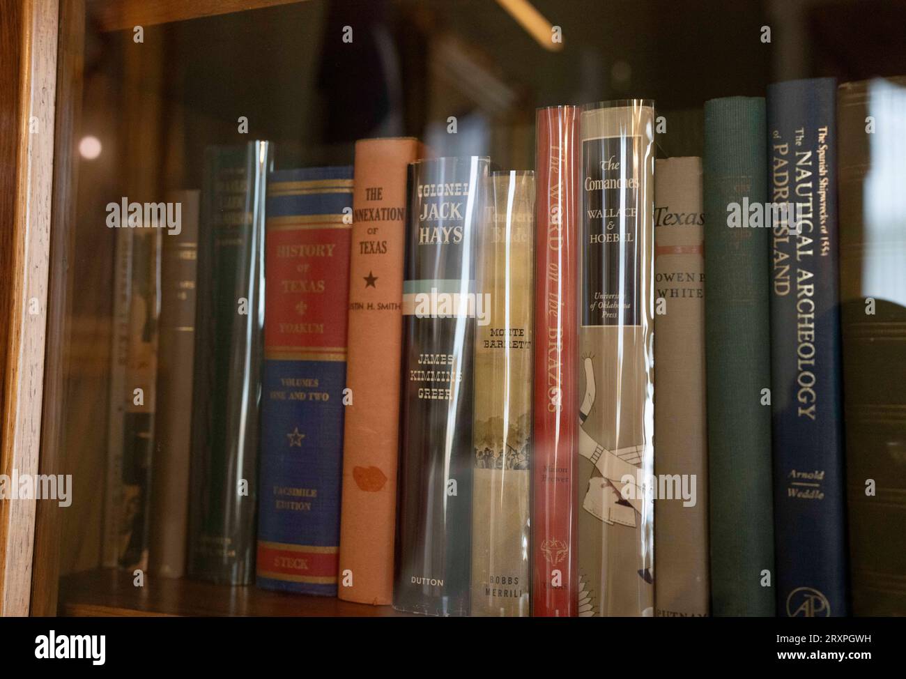 Des livres sur l'histoire du Texas et des Texans intéressants ornent des étagères dans un salon au Texas Governor's Mansion à Austin le 21 septembre 2023. La maison détient de nombreuses antiquités et artefacts de diverses périodes de l'histoire du Texas. ©Bob Daemmrich Banque D'Images