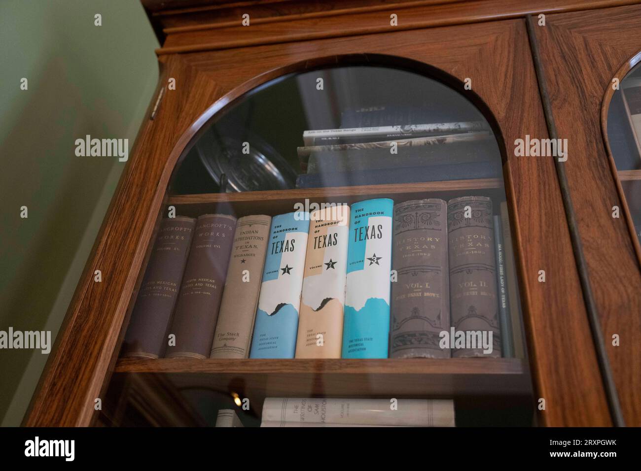 Des livres sur l'histoire du Texas et des Texans intéressants ornent des étagères dans un salon au Texas Governor's Mansion à Austin le 21 septembre 2023. La maison détient de nombreuses antiquités et artefacts de diverses périodes de l'histoire du Texas. ©Bob Daemmrich Banque D'Images