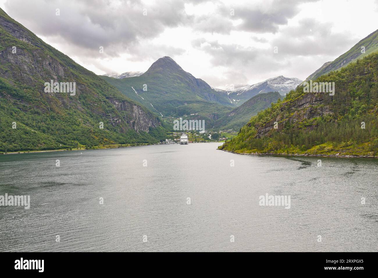 La Norvège est un pays scandinave qui comprend des montagnes, des glaciers et des fjords côtiers profonds. Oslo, la capitale, est une ville d'espaces verts et de musées. Banque D'Images