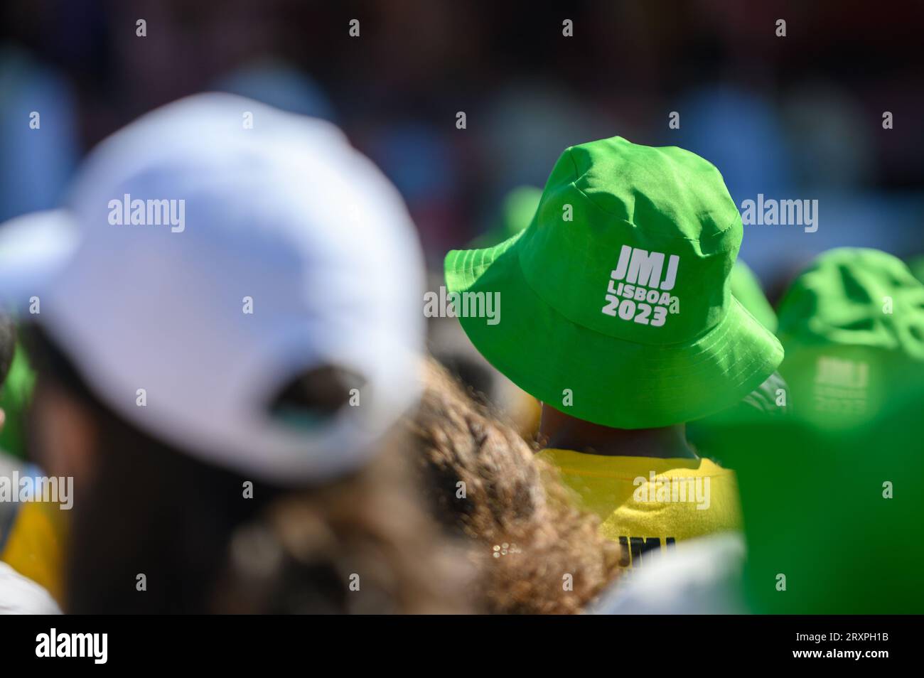 Rassemblement initial des volontaires des JMJ 2023 à Estoril, avec une Messe présidée par le Cardinal Patriarche de Lisbonne, Manuel Clemente. Banque D'Images