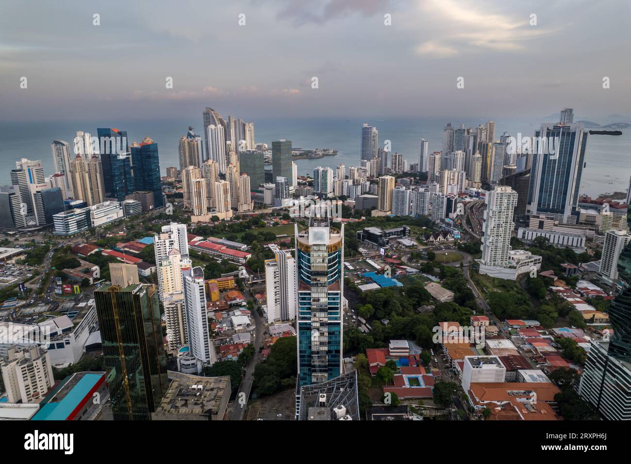 Belle vue aérienne de Panama City, ses bâtiments gratte-ciel, la Cinta Costera au coucher du soleil Banque D'Images