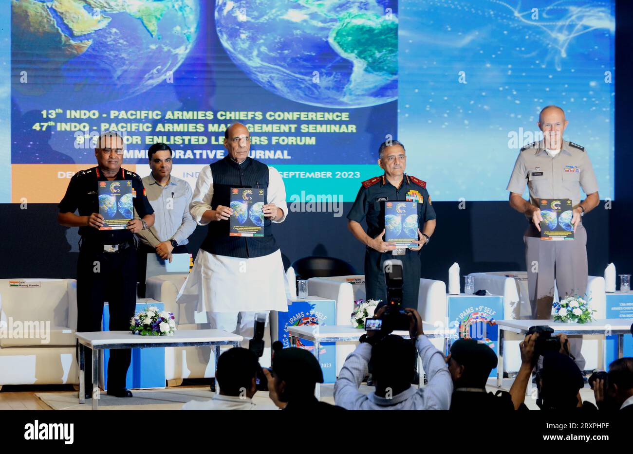 Le ministre de la Défense de l'Union indienne Rajnath Singh (2e à gauche en blanc) avec le chef d'état-major de la Défense de l'Inde (CEMD) le lieutenant-général Anil Chauhan (2e à droite), le chef d'état-major indien Manoj Pande (à gauche), chef d'état-major de l'armée américaine, le général Randy George (à droite) lors de l'hymne national américain lors de la cérémonie d'ouverture de la conférence de presse conjointe au centre Manekshaw à New Delhi. Les armées de l'Inde et des États-Unis vus lors d'une conférence de presse conjointe sur la 13e Conférence semestrielle des chefs des armées indo-pacifiques (IPACC) et le 47e Séminaire annuel de gestion des armées indo-pacifiques (IPAMS) et Th Banque D'Images