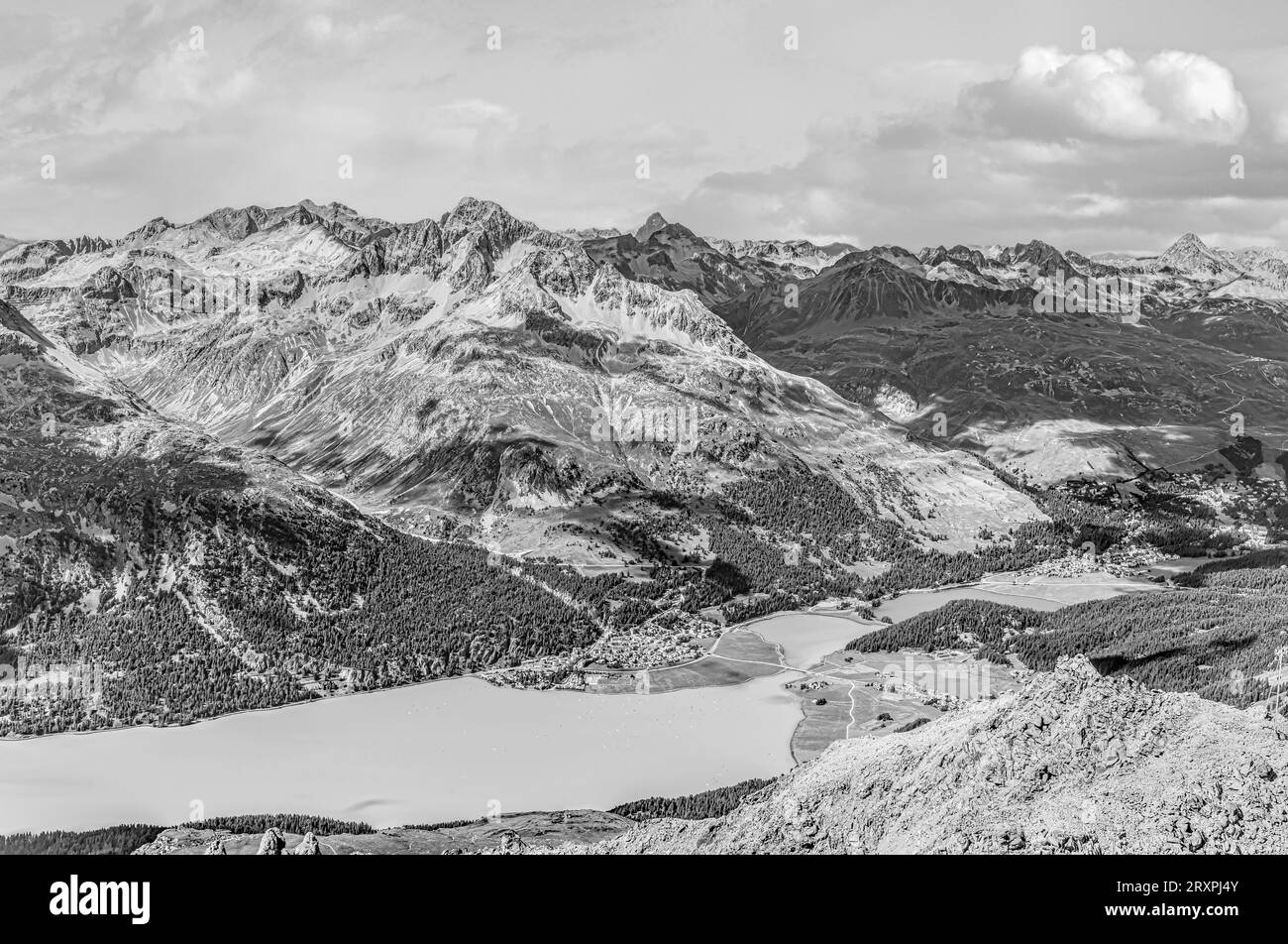 Vue aérienne vers Silvaplana vue du Corvatsch, vallée de l'Engadine, Suisse en noir et blanc Banque D'Images