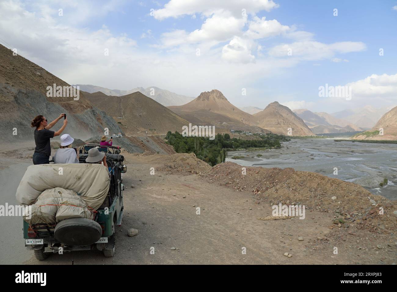 Touristes européens à un point de vue magnifique dans le nord du Pakistan Banque D'Images