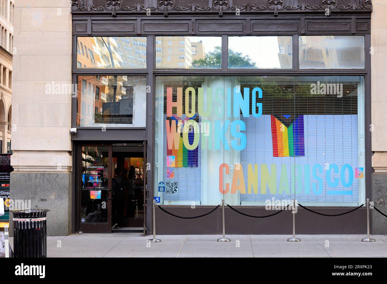 Housing Works Cannabis Co, 750 Broadway, New York. Photo de la vitrine de New York d'un dispensaire de cannabis sous licence de l'État de New York dans Greenwich Village de Manhattan. Banque D'Images