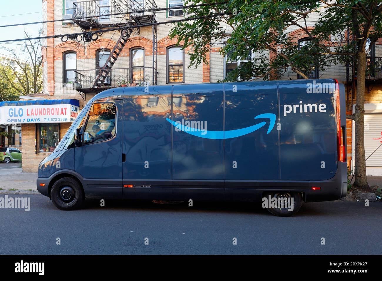 Une camionnette de livraison électrique Amazon Rivière dans une rue de New York. Banque D'Images