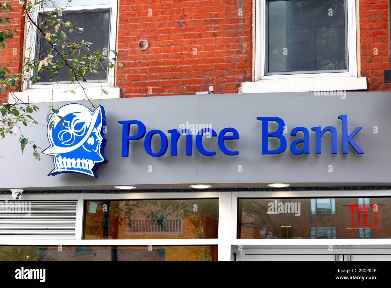 Signalisation pour Ponce Bank, une banque hispanique américaine Latinx basée à New York, dans une succursale à Manhattan. Banque D'Images