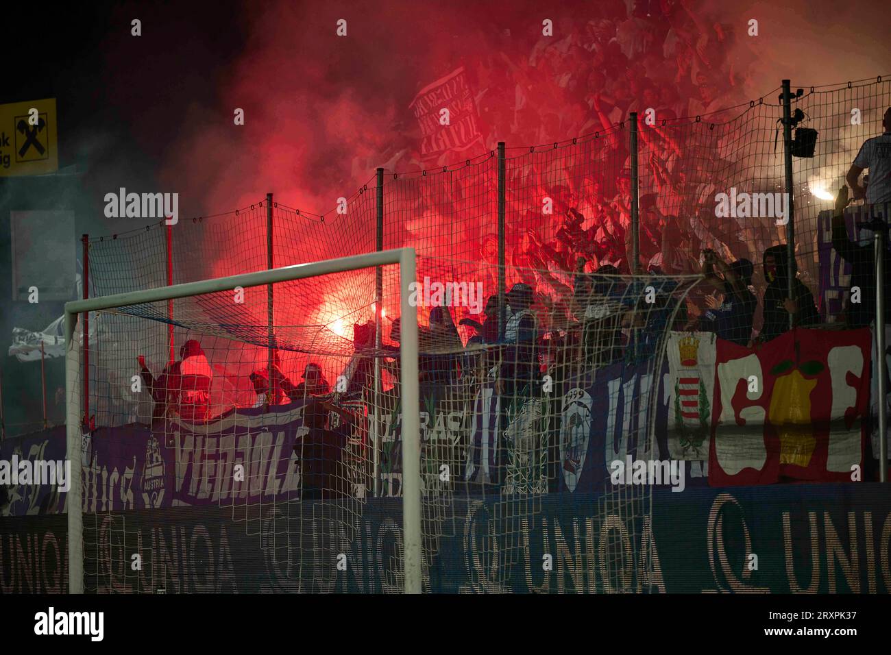 Grödig, Österreich 26. 2023 septembre : coupe ÖFB 2. Runde - 2023/2024 - Autriche Salzbourg vs RB Salzbourg im Bild : Autriche Salzbourg fans zünden Bengalos Banque D'Images