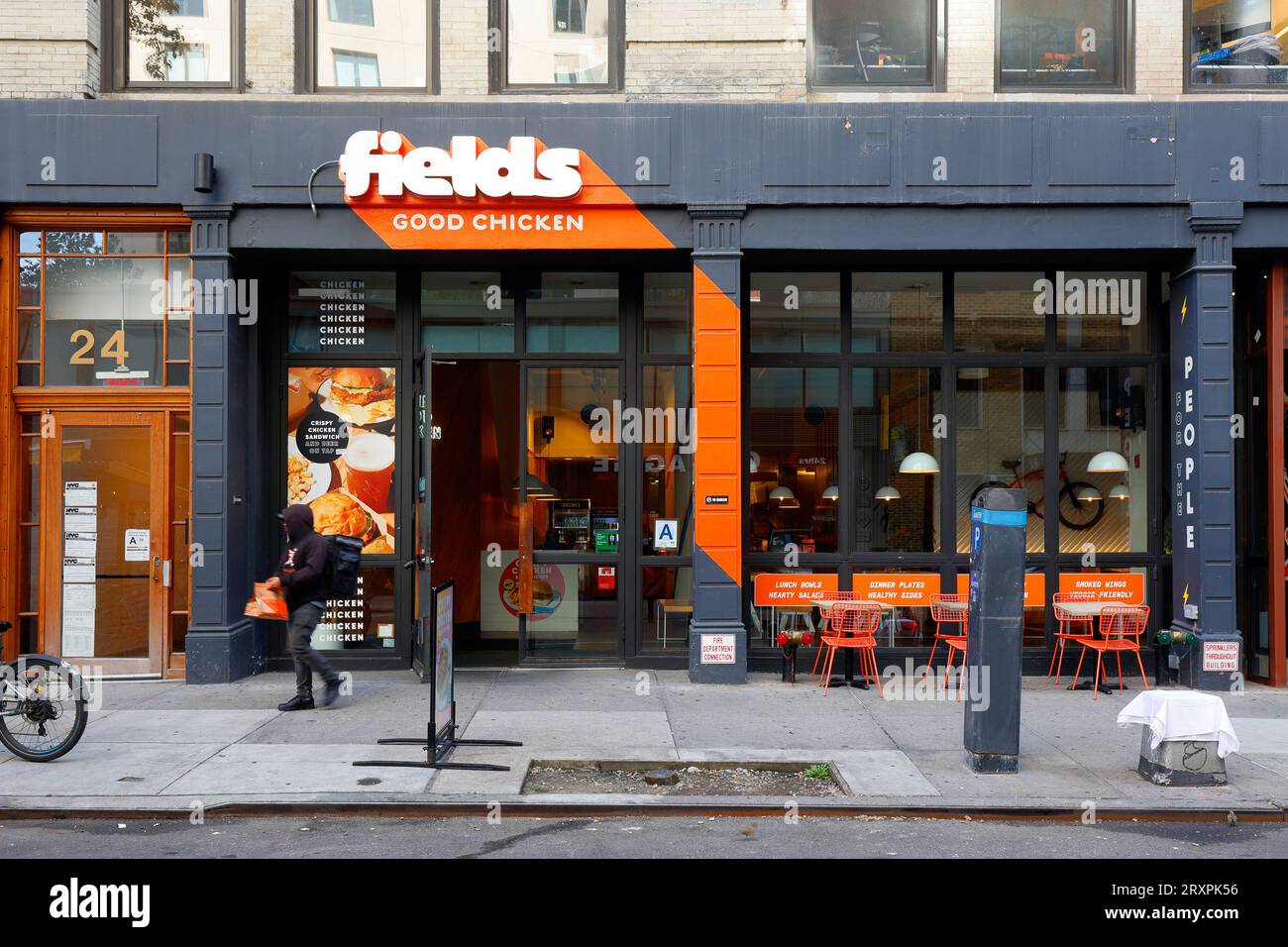 Fields Good Chicken, 24 E 12th St, New York. Photo de la vitrine de New York d'un restaurant décontracté de poulet rapide dans Greenwich Village de Manhattan. Banque D'Images