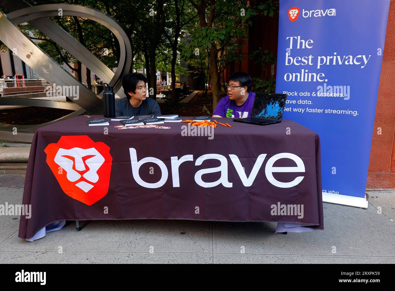 Une table d'informations du navigateur Brave sur un campus universitaire Banque D'Images