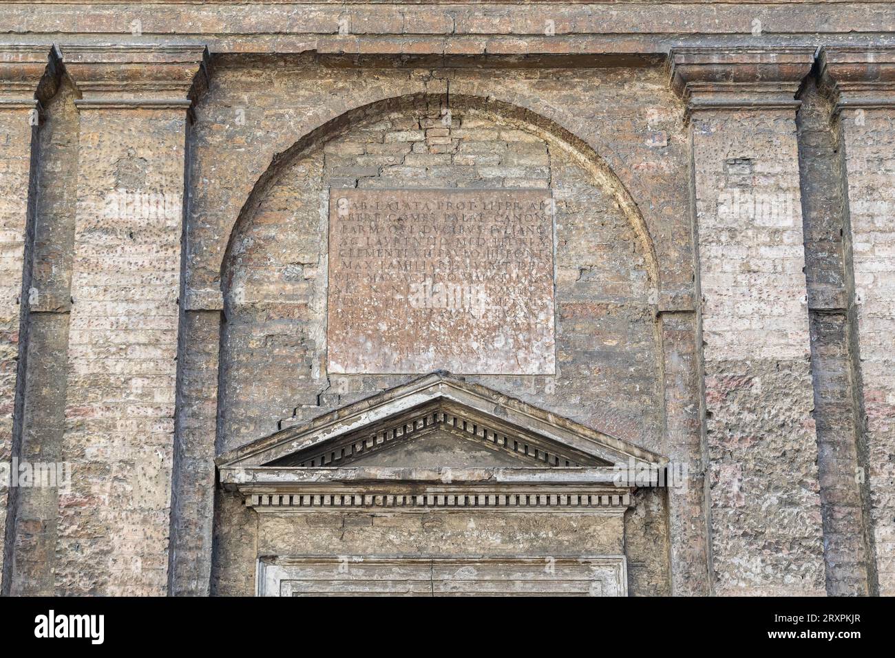 Détail de la façade de l'église désaffectée de San Marcellino (16e siècle) avec fronton triangulaire et inscription latine, Parme, Italie Banque D'Images