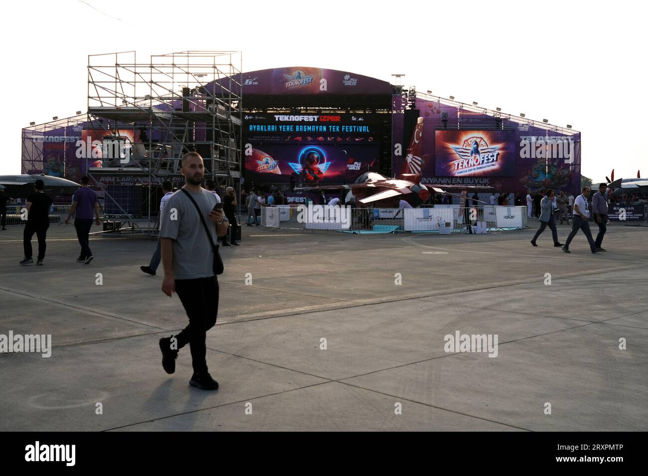 Izmir, Turquie. 26 septembre 2023. Les préparatifs sur le terrain sont en cours. Les derniers préparatifs ont été faits pour le Teknofest (Festival de l'aviation, de l'espace et de la technologie), qui se tiendra pour la première fois à Izmir. Entre septembre 27 et octobre 1, le festival aura lieu à l'aéroport d'Izmir Çi?li et devrait susciter un grand intérêt. (Photo Murat Kocabas/SOPA Images/Sipa USA) crédit : SIPA USA/Alamy Live News Banque D'Images