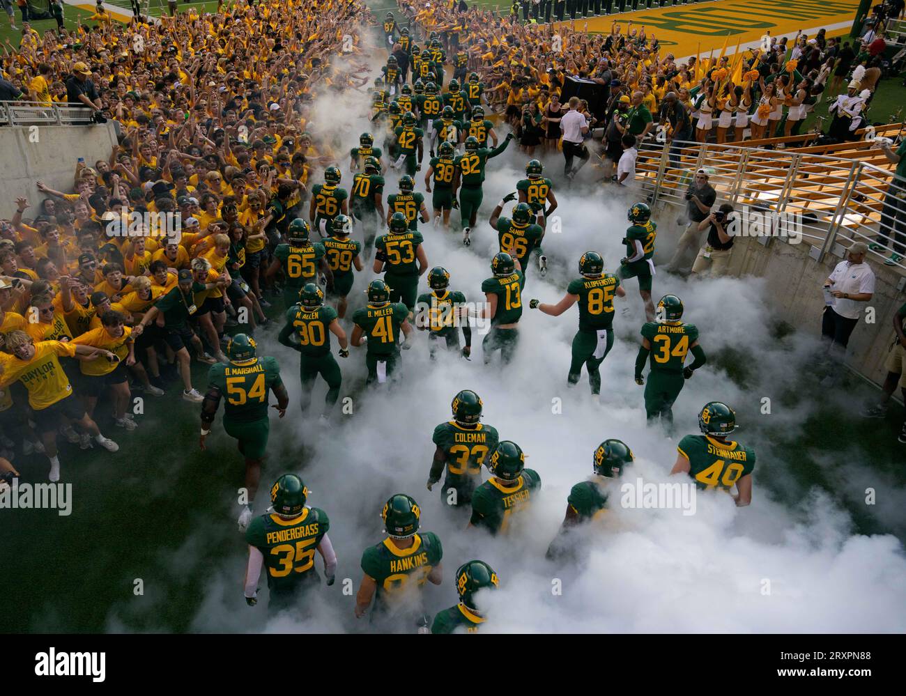 Useptembre 23 2023 : les joueurs des Baylor Bears courent sur le terrain avant le match de football NCAA entre les Texas Longhorns et les Baylor Bears au McLane Stadium de Waco, Texas. Matthew Lynch/CSM Banque D'Images