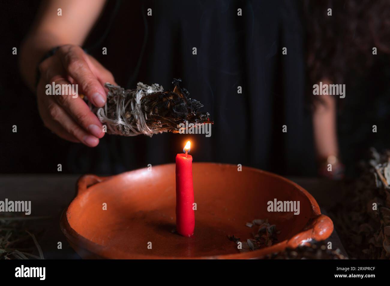 Allumer un encens, , sorcière à la veille de la veille de tous les saints exécutant un rituel de nettoyage, Halloween, croyances spirituelles, magie blanche Banque D'Images