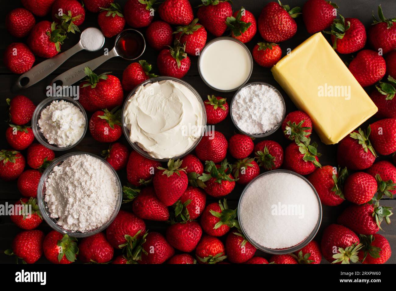 Strawberry Cream Pie Ingrédients Flatlay : fromage à la crème, sucre et autres ingrédients entourés de fraises fraîches Banque D'Images