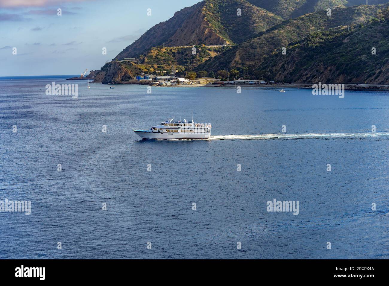 Avalon, Californie, États-Unis - 13 septembre 2023 : ferry Catalina Express quittant Catalina Island et retournant en Californie continentale. Banque D'Images