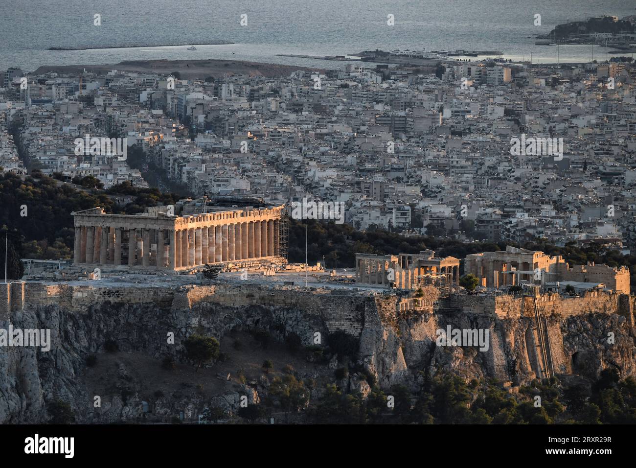 Coucher de soleil à Athènes, vue depuis la montagne Lycabette avec l'Acropole et le Parthénon au crépuscule. Grèce Banque D'Images