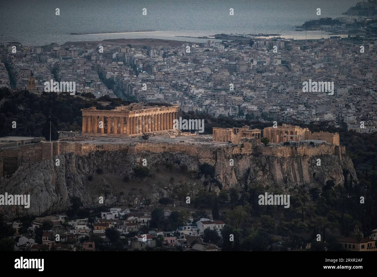 Coucher de soleil à Athènes, vue depuis la montagne Lycabette avec l'Acropole et le Parthénon au crépuscule. Grèce Banque D'Images